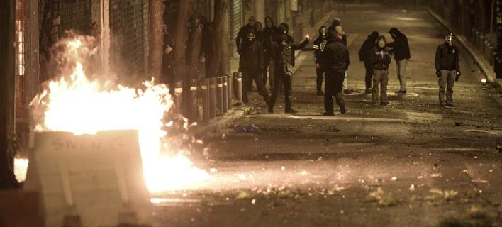 Εμπόλεμη ζώνη τα Εξάρχεια και συμπλοκές ανάμεσα σε κουκουλοφόρους και MAT- Απόπειρα επίθεσης στην οικεία Φλαμπουράρη