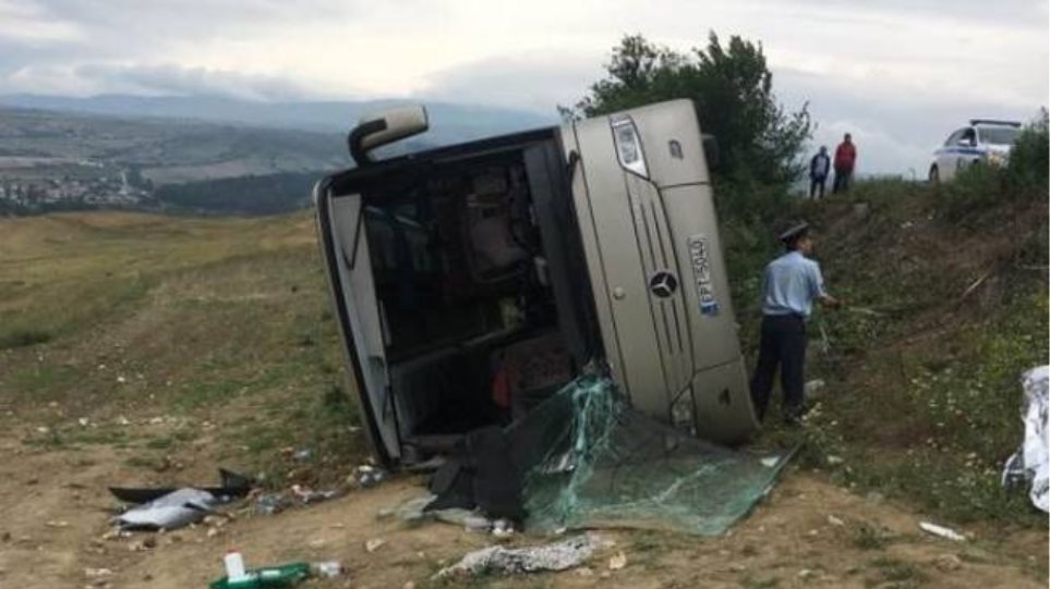 Ανατροπή λεωφορείου στην Δράμα – 14 τραυματίες
