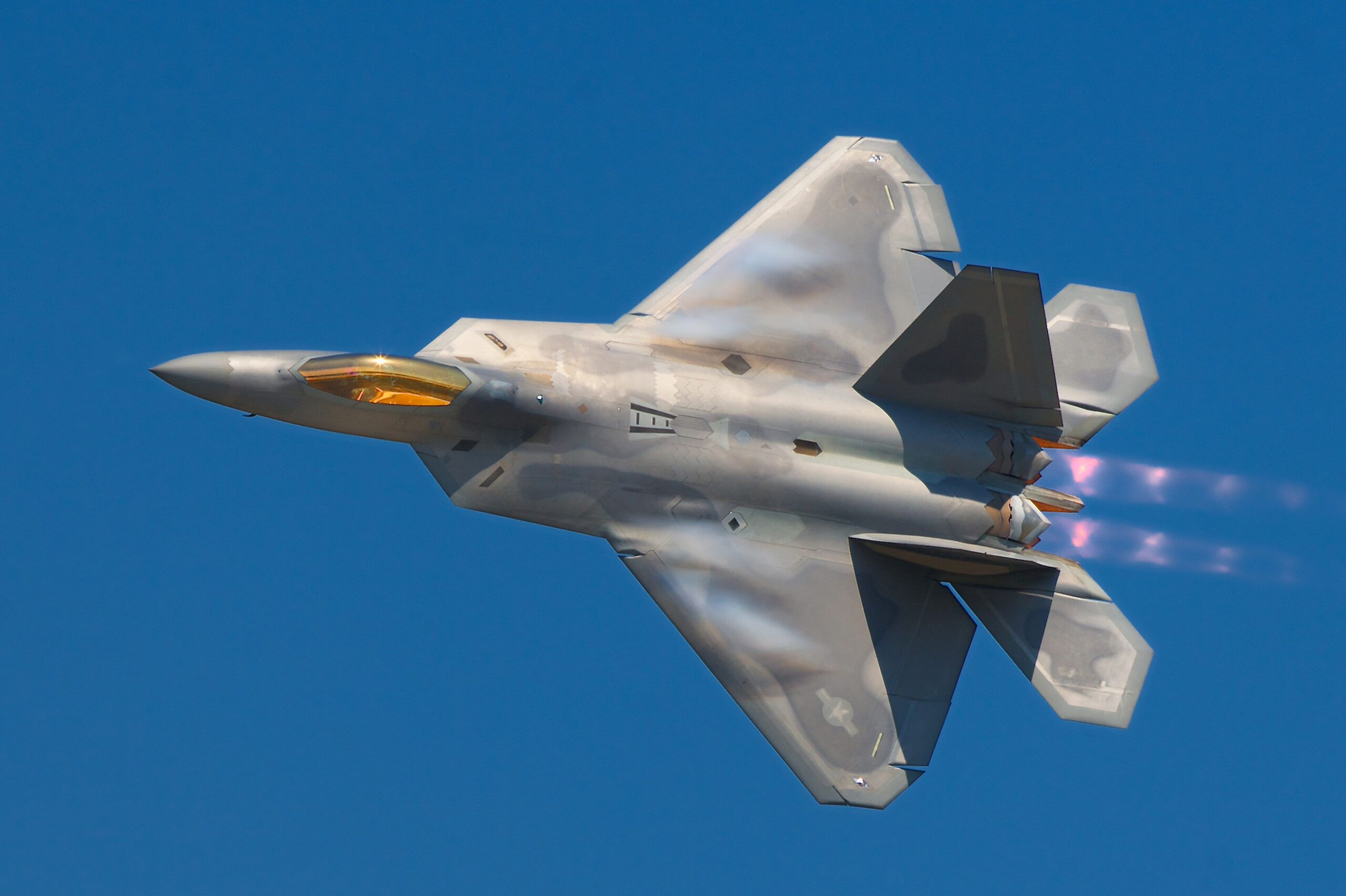 Το F-22 Raptor έχει αδυναμίες που θα του στοίχιζαν σε μια αερομαχία με προηγμένα ρωσικά και κινεζικά μαχητικά