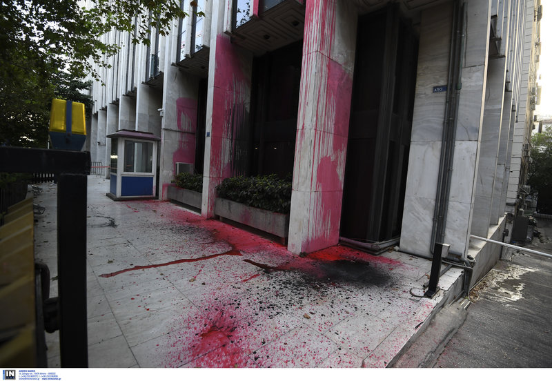 Ακόμη και οι «ακτιβιστές»  της ακροαριστεράς κατά της κυβέρνησης: Επίθεση του Ρουβίκωνα στο ΥΠΕΞ