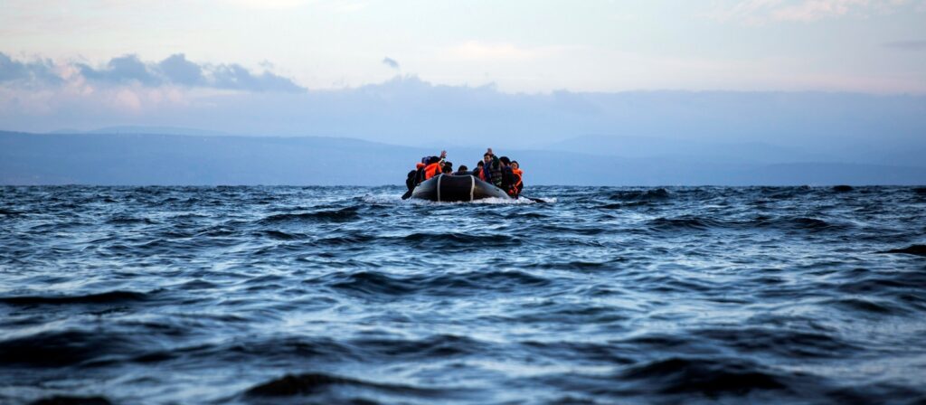 Αγνοούνται δέκα Δανοί στα ανοικτά της Ραφήνας – Είχαν μπει σε σκάφος για να σωθούν από την φωτιά