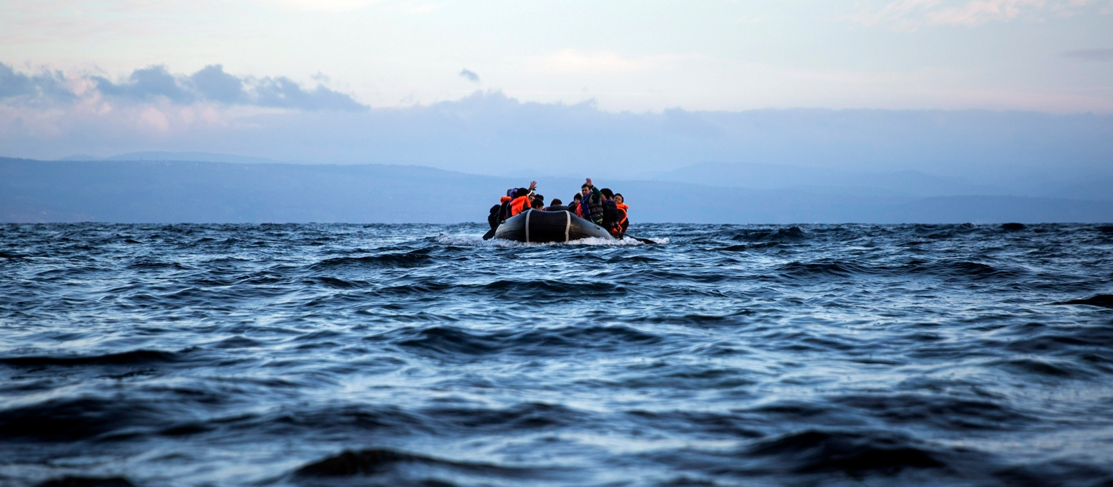 Αγνοούνται δέκα Δανοί στα ανοικτά της Ραφήνας – Είχαν μπει σε σκάφος για να σωθούν από την φωτιά