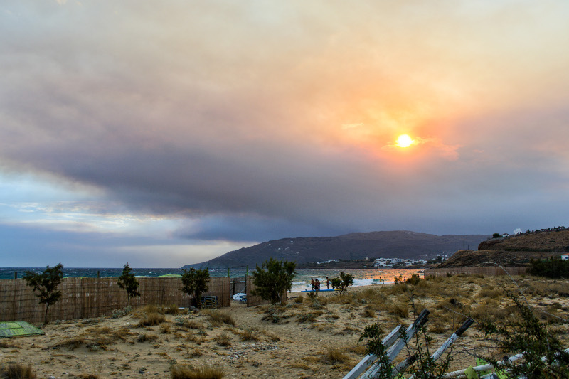 Η φωτιά στο Μάτι έγινε ορατή στη Σύρο και την Άνδρο (φωτό)