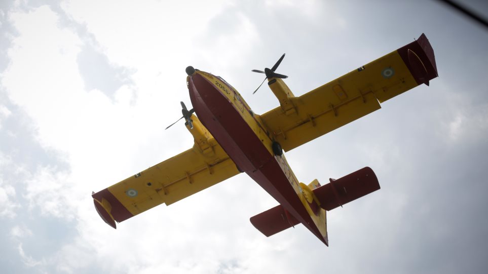 Μάχη με τις φλόγες δίνουν οι πυροσβέστες στον Πλατανιά- Εκκένωση οικισμού