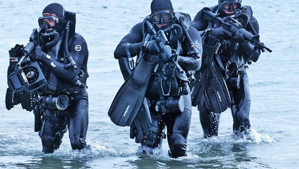 Η στιγμή της διάσωσης πληγέντων από βατραχανθρώπους της ΜΥΑ (βίντεο)