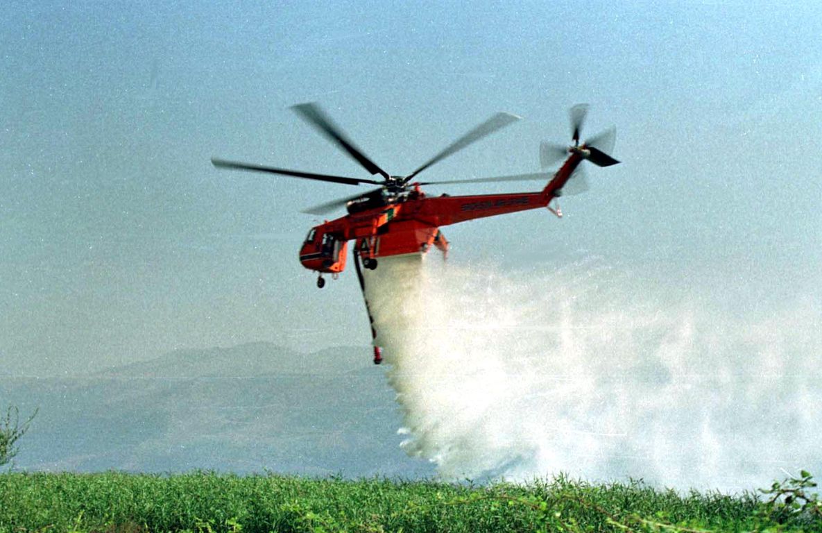 Κρήτη: Εντυπωσιακά πλάνα μέσα από πυροσβεστικό ελικόπτερο τη στιγμή της μάχης με τις φλόγες (βίντεο)