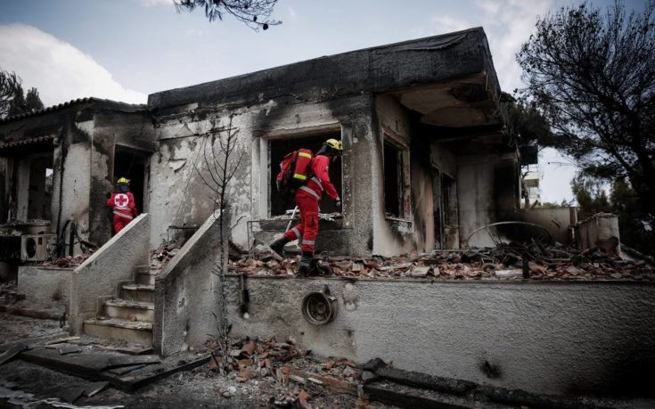 Έμεινε 4 ώρες στη θάλασσα πασίγνωστη τραγουδίστρια μετά τη φωτιά στο Μάτι!