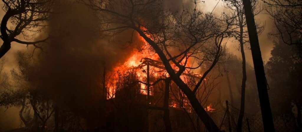 Σε εξέλιξη βρίσκεται η φωτιά στα Γεράνεια Ορη