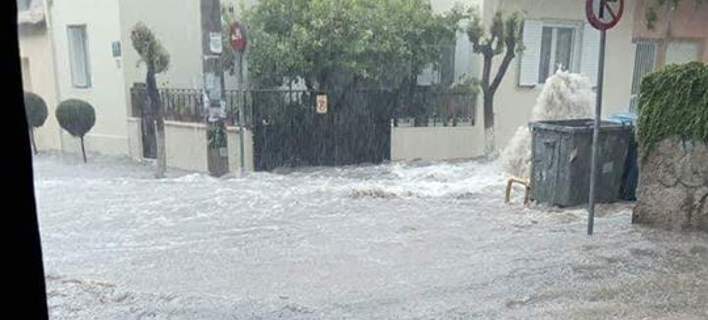 Από την πυρκαγιά στην νεροποντή: Πλημμύρισαν οι δρόμοι της Νέας Ιωνίας από τη βροχή! (βίντεο)