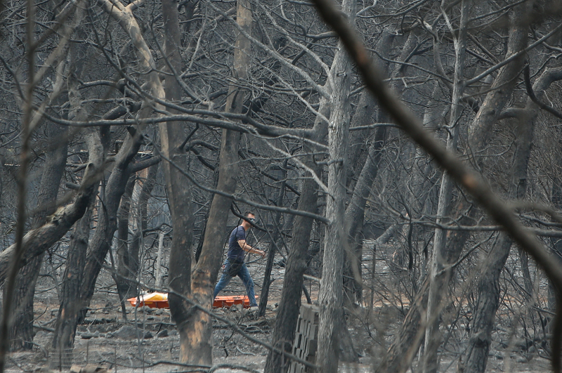 Τραγικός πατέρας έχασε των έξι μηνών γιο του στη πυρκαγιά- Χαροπαλεύει η γυναίκα του