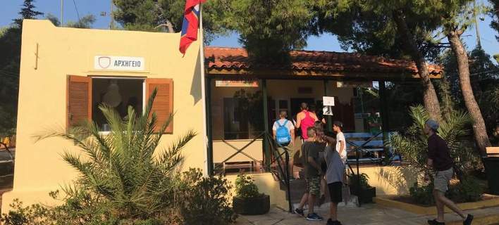 Επέστρεψαν στον Αγ. Ανδρέα οι μικροί κατασκηνωτές – Έξι μέρες μετά την πυρκαγιά (φώτο)