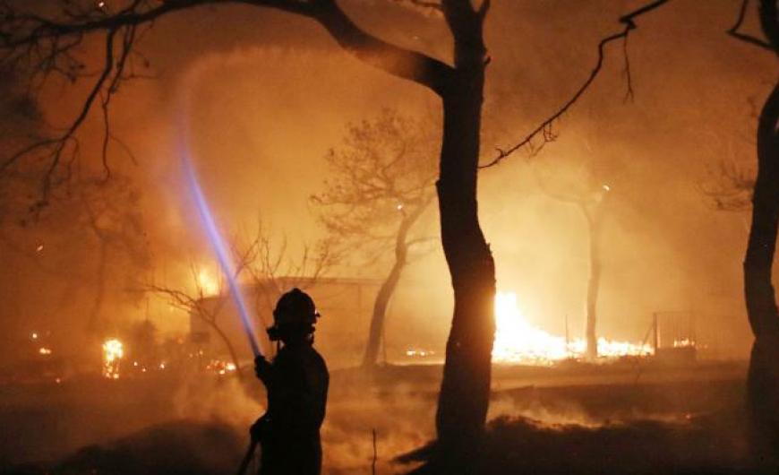 Νέα σοκαριστική μαρτυρία από την κόλαση στο Μάτι: «Τα κουκουνάρια έπεφταν πάνω μας σαν πυροτεχνήματα» (βίντεο)