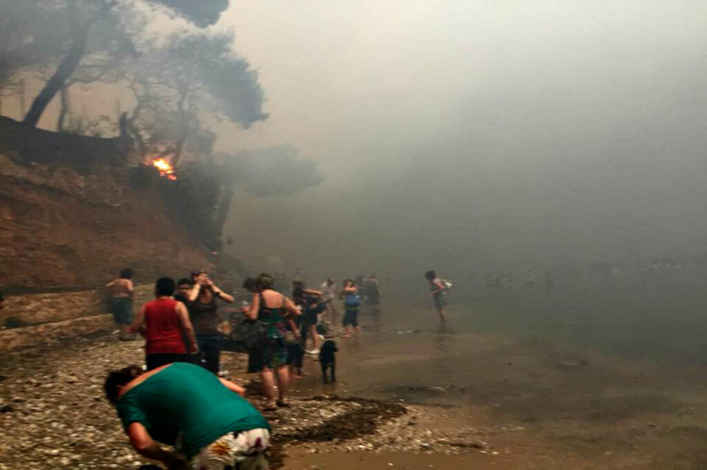 Συγκλονιστική μαρτυρία εγκαυματία στο Μάτι: «Έτρεχε σαν δαιμονισμένη η φωτιά – Έχασα τη γυναίκα μου»