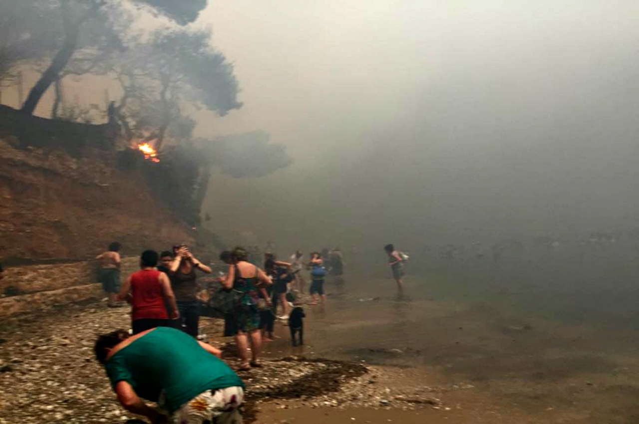Συγκλονιστική μαρτυρία εγκαυματία στο Μάτι: «Έτρεχε σαν δαιμονισμένη η φωτιά – Έχασα τη γυναίκα μου»