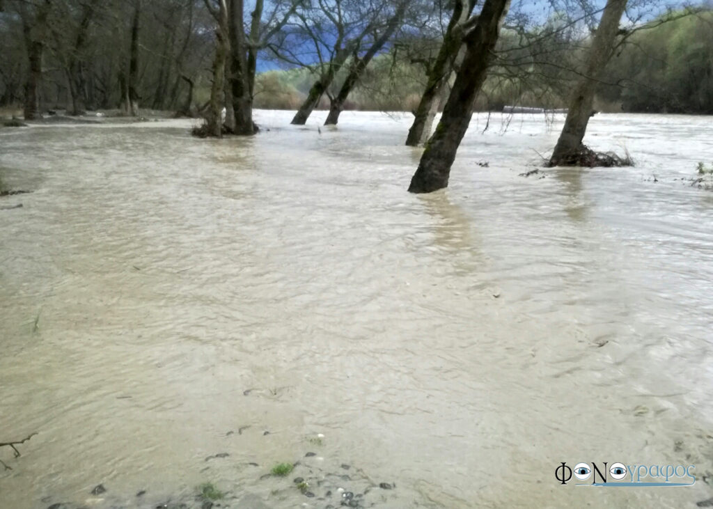 Φούσκωσε ο Σπερχειός – Προβλήματα στο δρόμο Λαμίας – Καρπενησίου