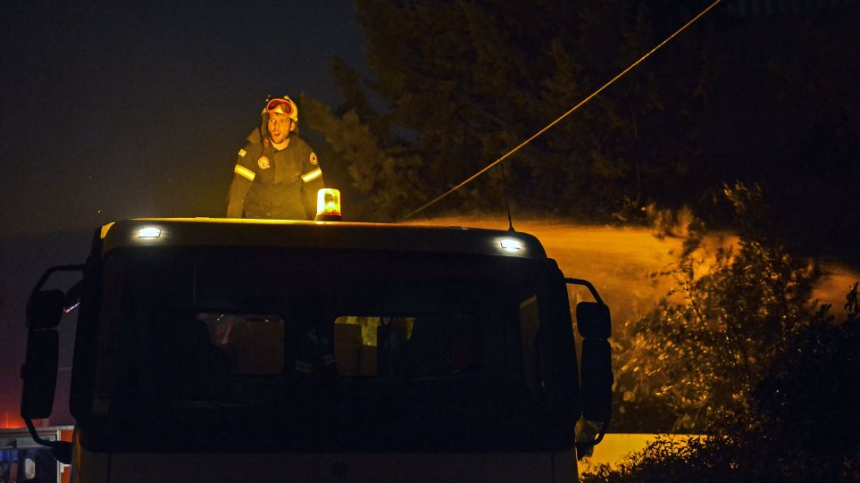 Καταγγελία αστυνομικού: «Έφταναν πυροσβεστικά από την Κινέττα στο Μάτι χωρίς νερό» (βίντεο)