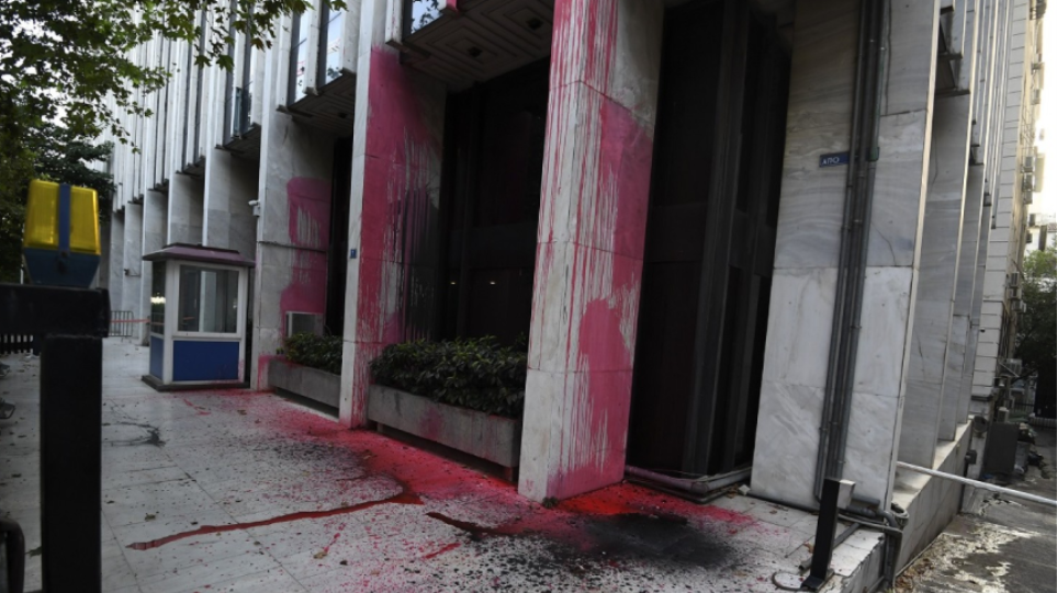 Νέα πλάνα από την επίθεση του Ρουβίκωνα στο υπουργείο Υποδομών (βίντεο)