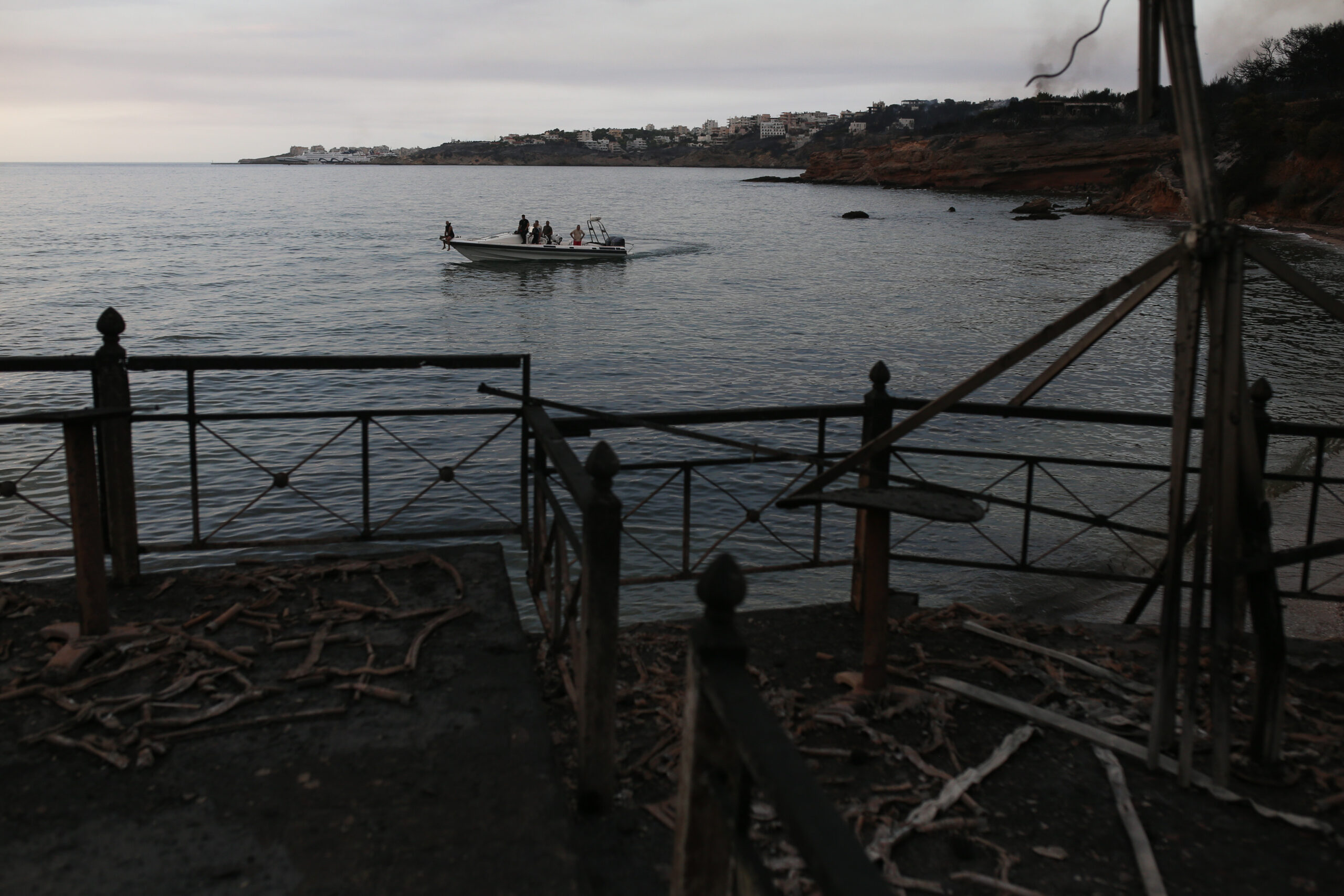 Σοκαριστική μαρτυρία από τον αστυνομικό που είδε το νεκρό κορίτσι στα βράχια στο Κόκκινο Λιμανάκι