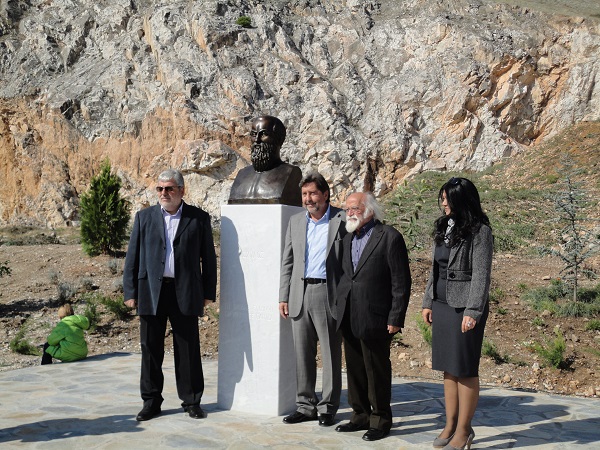 Τύρναβος: Έκλεψαν τις προτομές αρχαίων ποιητών για να πάρουν το χαλκό