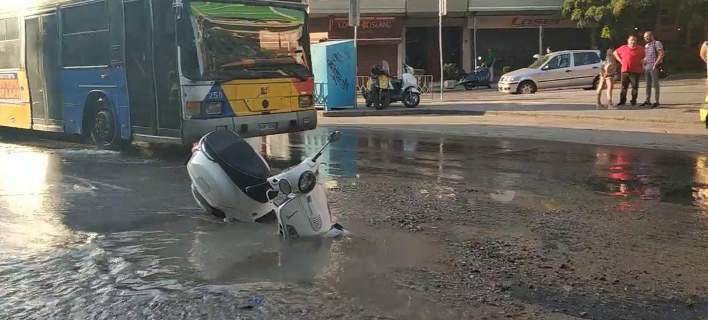 Πλημμύρισε η Αγ. Δημητρίου στη Θεσσαλονίκη μετά το σπάσιμο αγωγού – Μηχανάκι έκανε «βουτιά» σε λακκούβα (βίντεο)