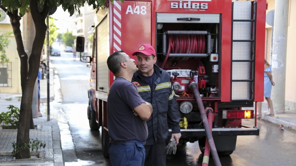Πυρκαγιά ξέσπασε σε οικόπεδο στο Μαραθώνα