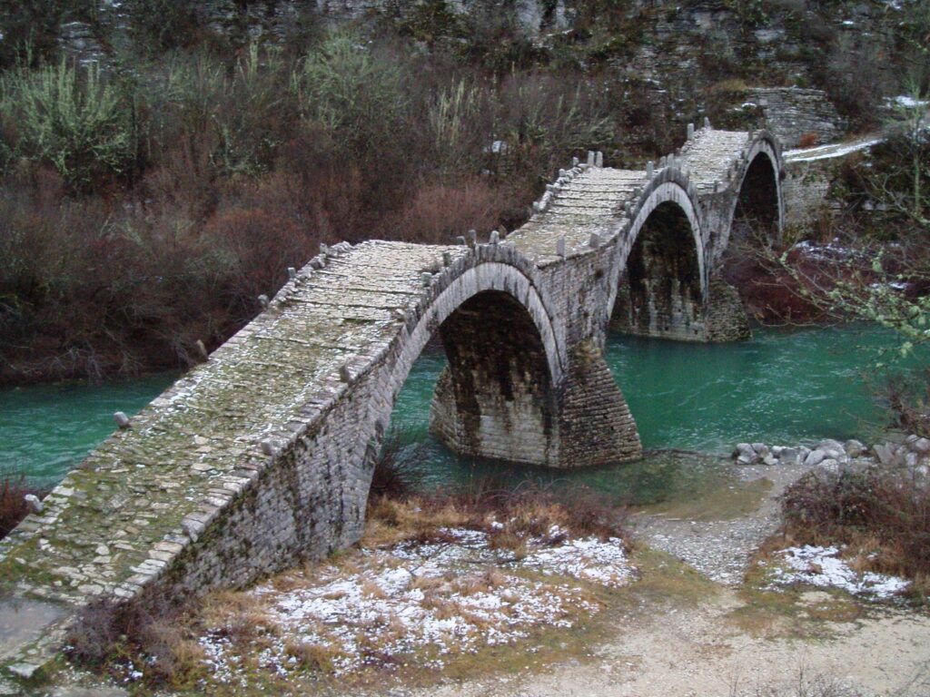Κινδυνεύει να καταρρεύσει το γεφύρι του Πλακίδα στο Ζαγόρι