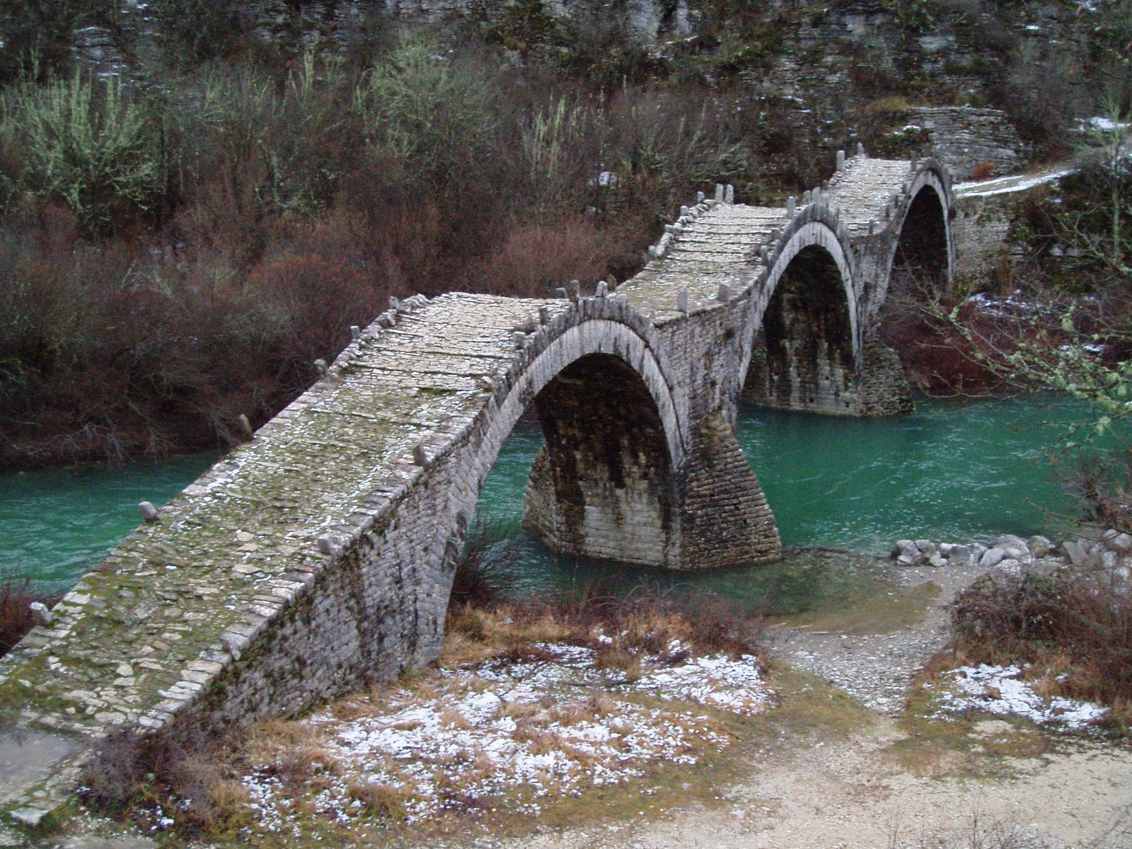 Κινδυνεύει να καταρρεύσει το γεφύρι του Πλακίδα στο Ζαγόρι