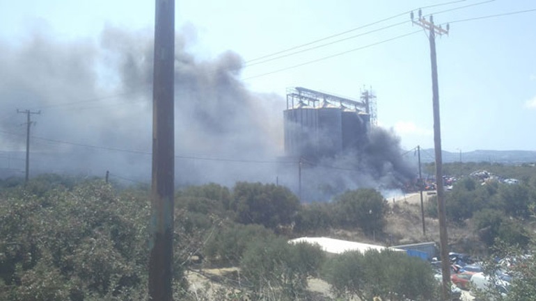 Πυρκαγιά ξέσπασε σε εργοστάσιο στην Κρήτη
