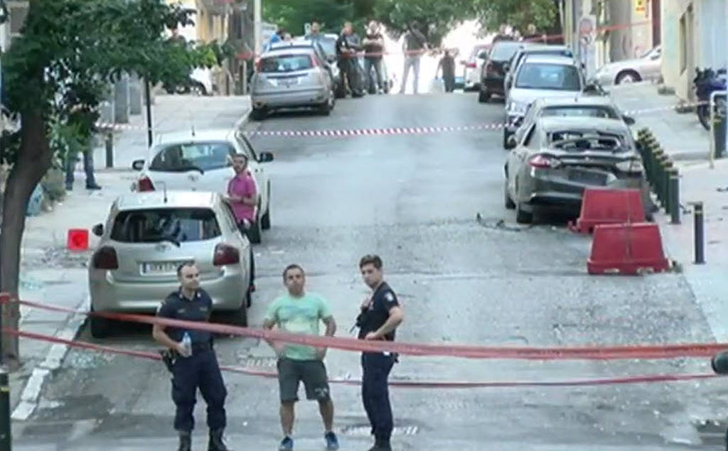 Ισχυρή έκρηξη έξω από κτήριο στο κέντρο του Πειραιά