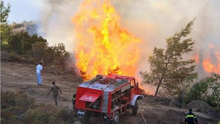 Φωτιά σε βιομηχανία κοντά στην περιοχή της Κορινθίας