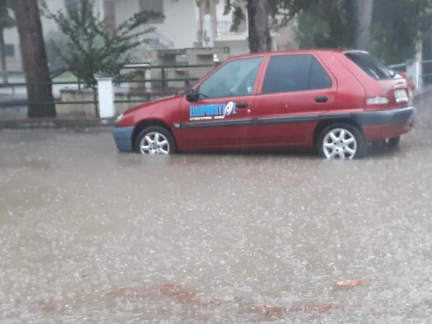 Πλημμυρισμένοι δρόμοι σε όλη την Ημαθία από την ισχυρή βροχόπτωση – Δεκάδες κλήσεις δέχεται η Πυροσβεστική (φώτο)