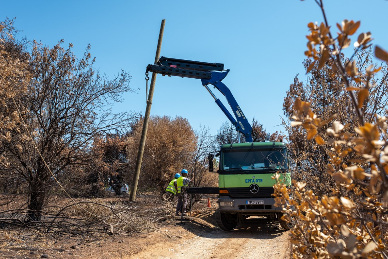 Μεγάλες καταστροφές στις υποδομές του ΟΤΕ από τις φονικές πυρκαγιές στην Αττική – Πάνω από 1.700 κολώνες καταστράφηκαν