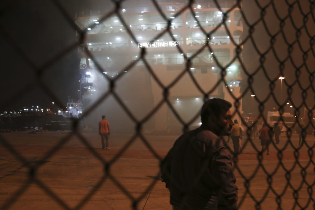 Καίγεται ακόμη το «Ελευθέριος Βενιζέλος»: Καπνοί «πνίγουν» πλοίο και λιμάνι