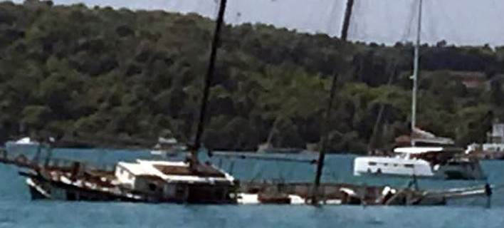 Ιστιοφόρο 23 μέτρων βυθίστηκε στο Πόρτο Χέλι (φώτο)