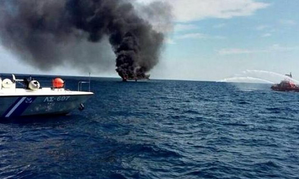 Ιστιοφόρο έπιασε φωτιά νότια της Σίφνου