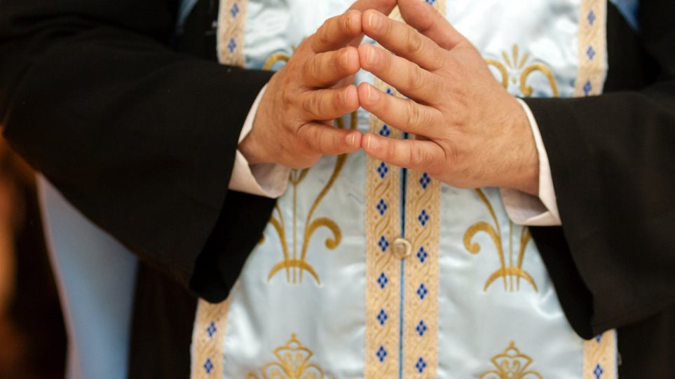 Ιερείς «μαϊμού» εξαπατούσαν ζευγάρια στη Βαρυμπόμπη – Άκυροι 50 γάμοι