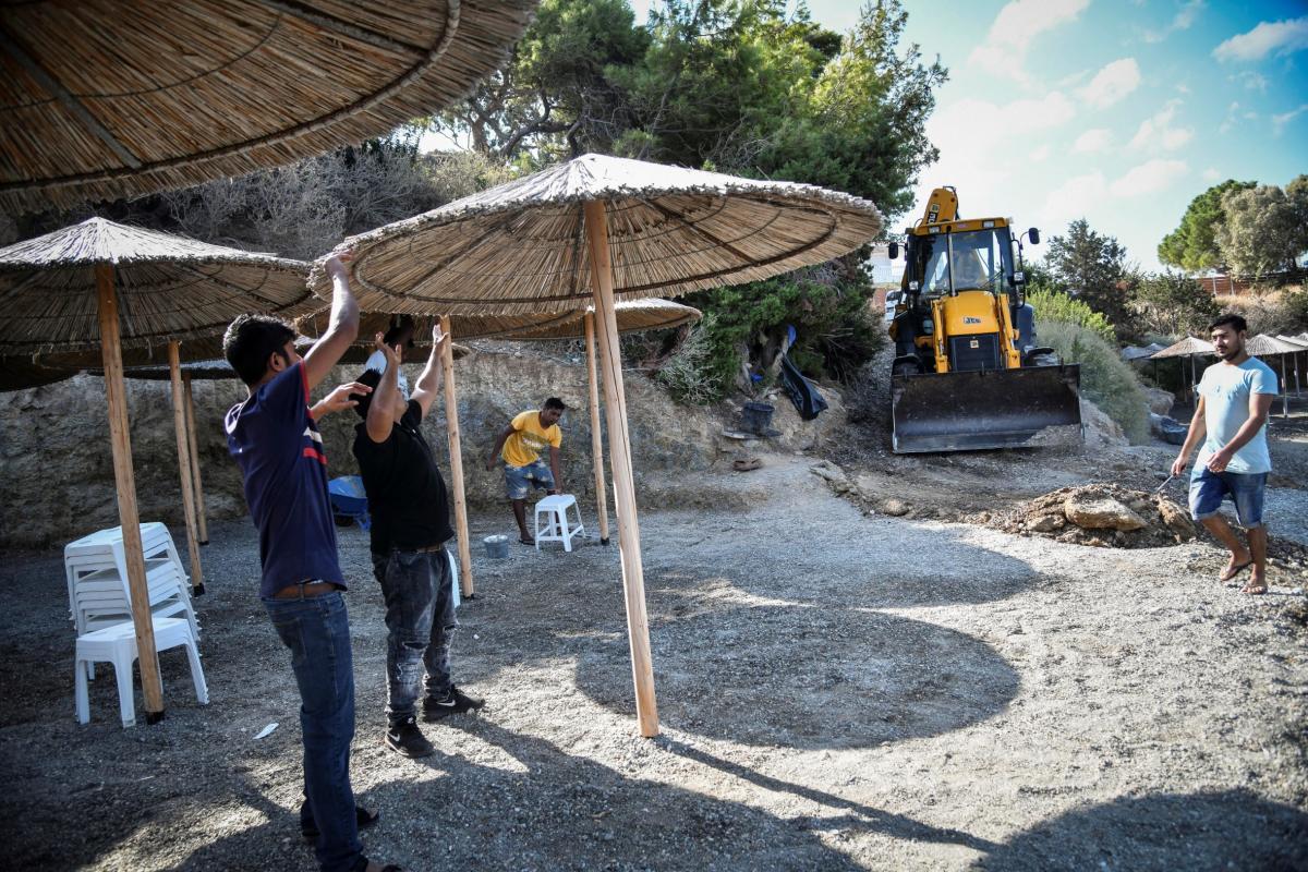 Ξενοδόχος στην Ανάβυσσο: «Μου ζήτησαν χρήματα για να μην κατεδαφίσουν αυθαίρετα»