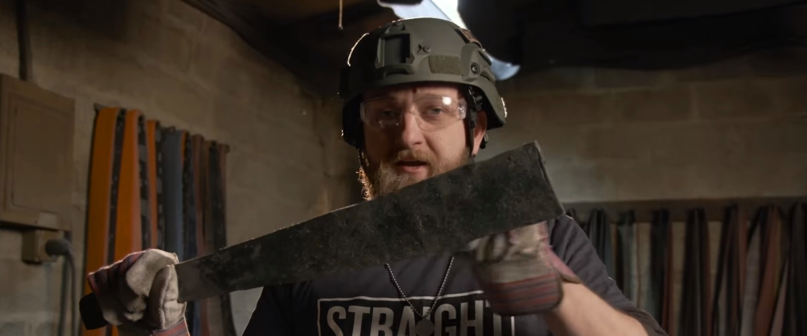 Bίντεο: Άνδρας με ματσέτα επιτίθεται σε αστυνομικούς – Σκοτώνεται από καταιγισμό πυρών