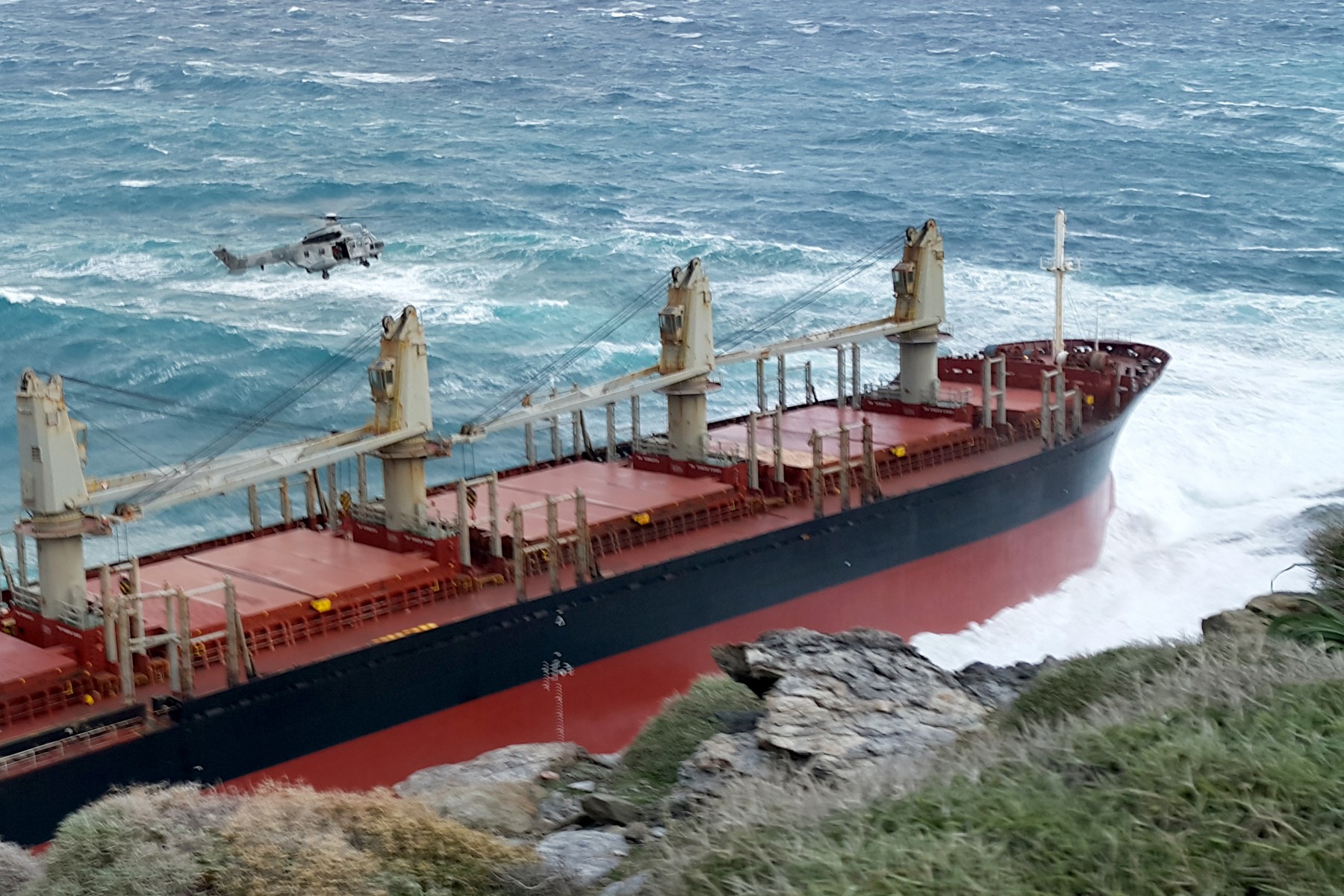 Δεξαμενόπλοιο που μεταφέρει 1000 τόνους καυσίμων προσάραξε στην Μήλο