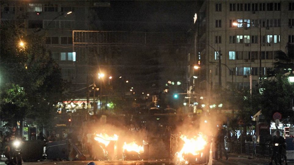 Σοβαρά επεισόδια στις πορείες για τον Παύλο Φύσσα – Τραυματίστηκε σοβαρά 19χρονη