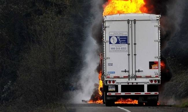 Φορτηγό άρπαξε φωτιά στην ΕΟ Αθηνών-Λαμίας: Μποτιλιάρισμα στην Μαλακάσα