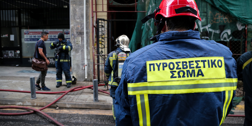 Φωτιά ξέσπασε σε κτίριο στου Ψυρρή – Στην ταράτσα οι ένοικοι (φωτό)