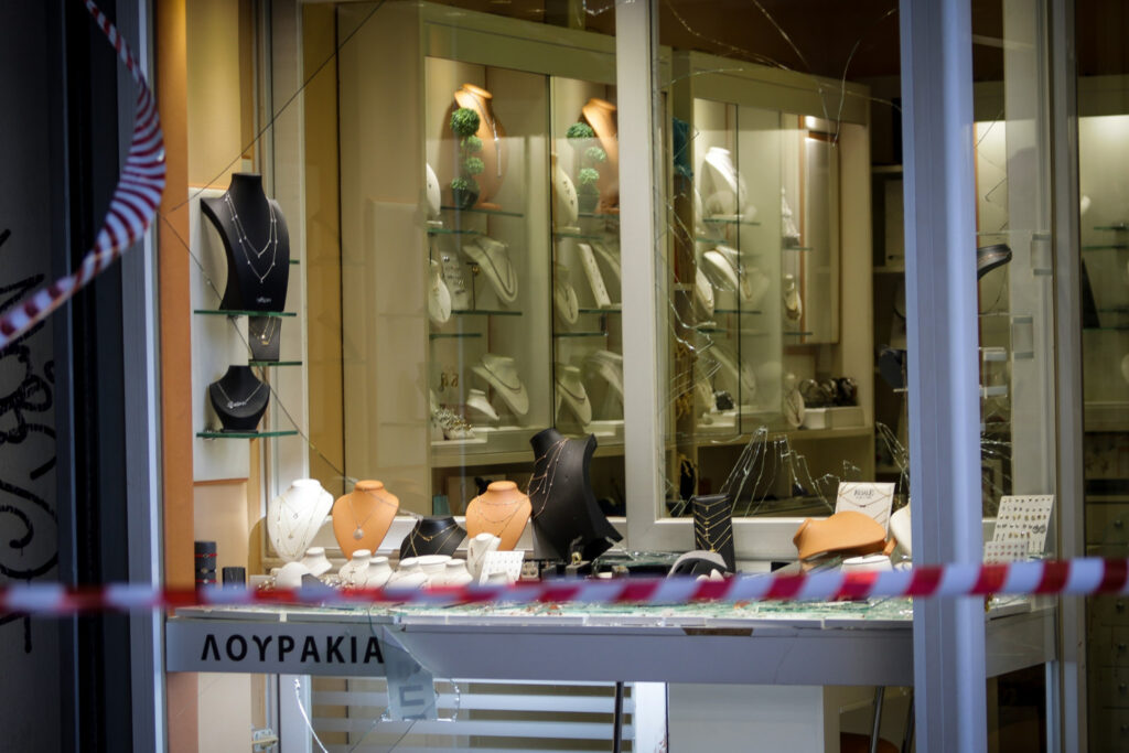 «Φοβερή» σκέψη Βαλλιανάτου για τον ληστή Ζακ: «Εγκλωβίστηκε στο τζάμι – Κινδυνεύει κανείς επειδή κρατάει μαχαίρι;»