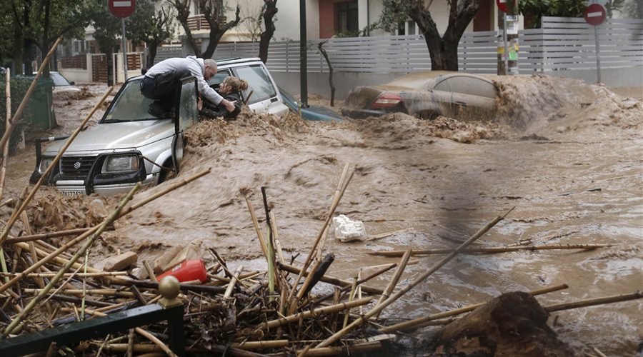 Πλημμύρισε η Εθνική Οδός Πατρών Αθηνών στο 117ο χιλιόμετρο στο Ξυλόκαστρο