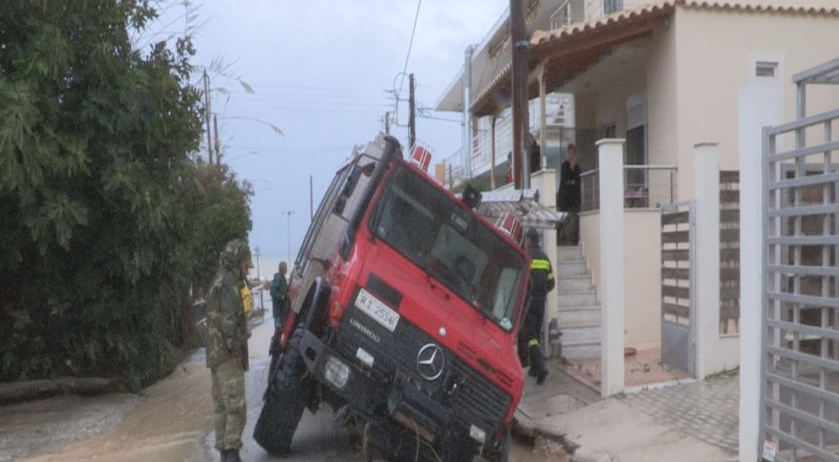 Κορινθία: Άνοιξε ο δρόμος και «ρούφηξε» όχημα της πυροσβεστικής (βίντεο)