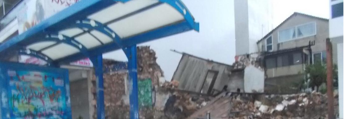 Κατέρρευσε ακατοίκητο σπίτι πάνω σε στάση λεωφορείου (φώτο)
