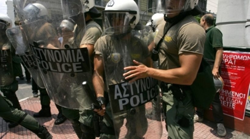 Άγριος ξυλοδαρμός 23χρονου που πήγαινε στη δουλειά του από τα ΜΑΤ – «Με έκαναν σκουπίδι, έπαιζαν μαζί μου» (βίντεο)