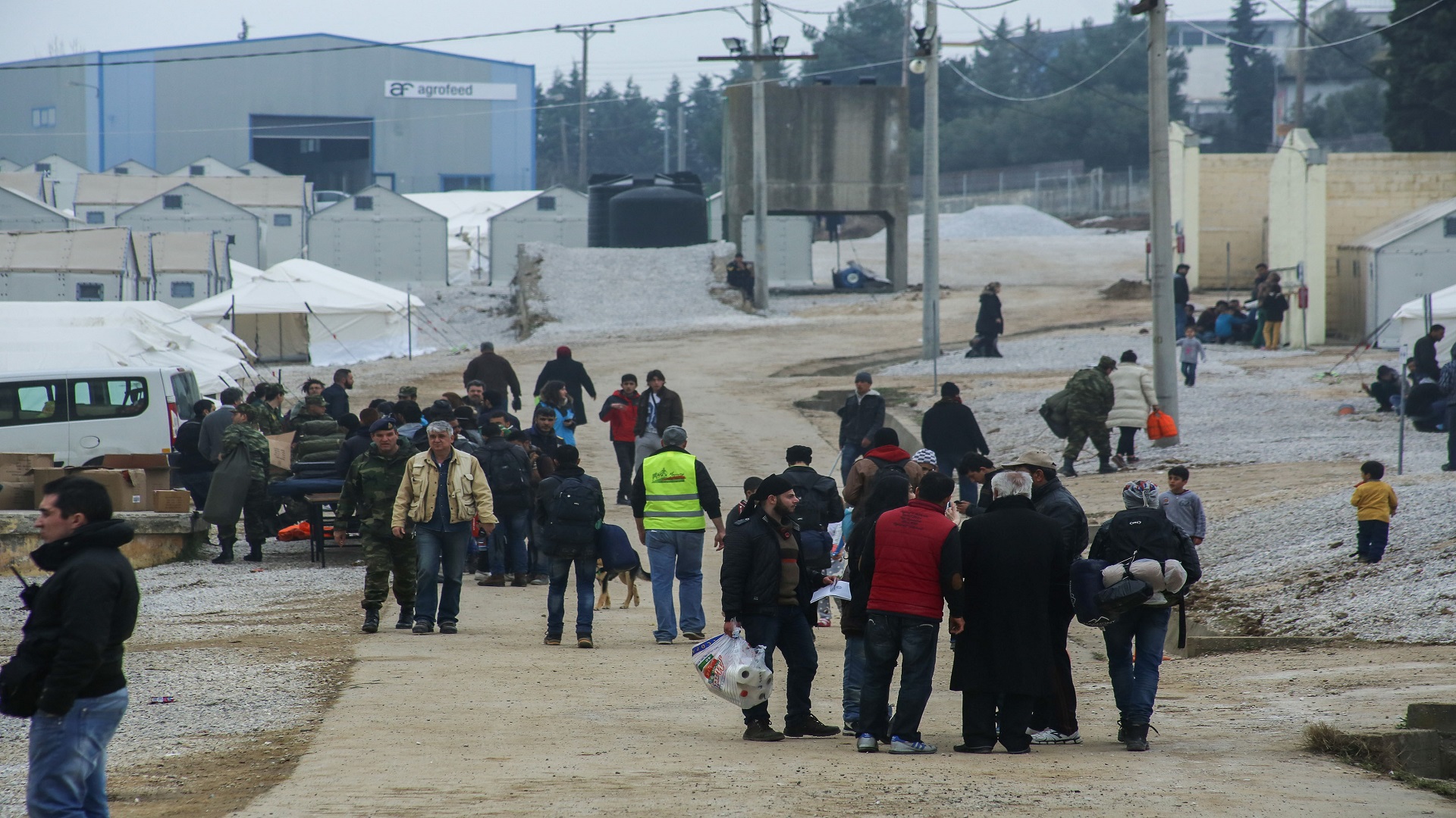 Η χώρα «βουλιάζει»: Στo κέντρο προσφύγων στα Διαβατά «παίζουν» πετροπόλεμο και μαχαιρώνονται  (βίντεο-φωτό)