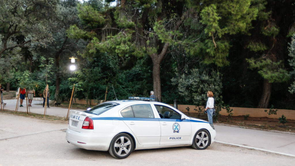 Επίθεση σε αστυνομικούς από ομάδα κουκουλοφόρων στο Πεδίον του Άρεως