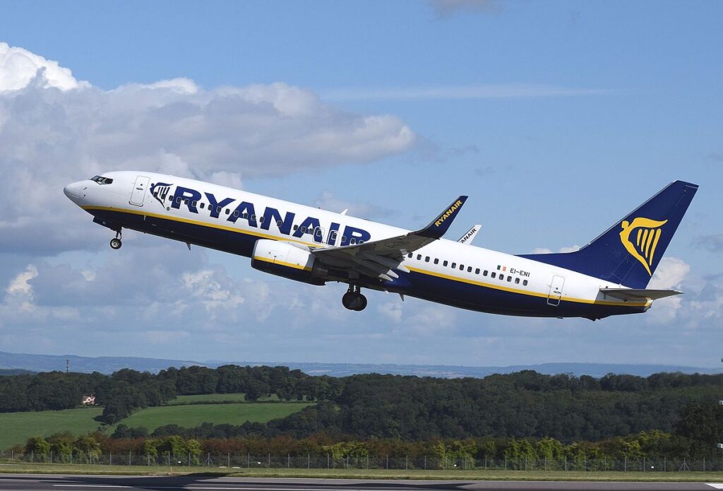 «Εξωπραγματική» απογείωση Boeing 737-800 της Ryanair με ισχυρότατο πλάγιο  άνεμο